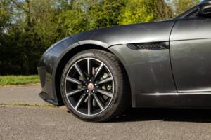 Image 32/45 of Jaguar F-Type (2016)