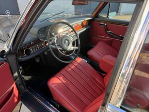 Image 21/32 of Mercedes-Benz 300 SEL 6.3 (1970)