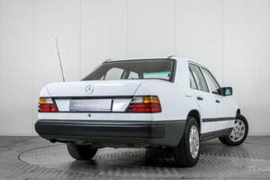 Image 43/50 of Mercedes-Benz 200 (1986)