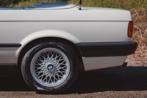 Bild 13/36 von BMW 318i (1991)