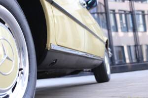 Bild 17/76 von Mercedes-Benz 280 SE (1977)