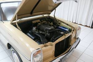 Imagen 12/12 de Mercedes-Benz 200 (1974)
