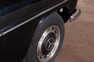 Image 25/64 of Mercedes-Benz 230/6 LWB (1976)