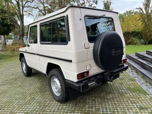 Image 6/33 of Mercedes-Benz 200 GE (SWB) (1987)