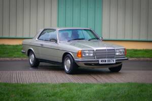 Image 7/30 de Mercedes-Benz 280 CE (1980)