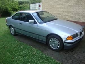Afbeelding 4/39 van BMW 316i (1993)