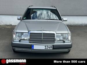 Image 2/15 of Mercedes-Benz 300 TD (1992)