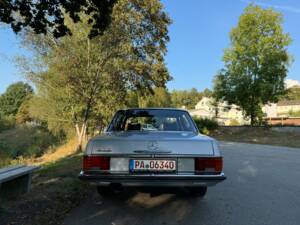 Imagen 6/28 de Mercedes-Benz 200 (1975)