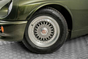 Image 4/50 of MG RV8 (1994)
