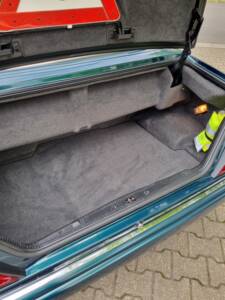 Image 25/29 of Mercedes-Benz E 200 (1995)