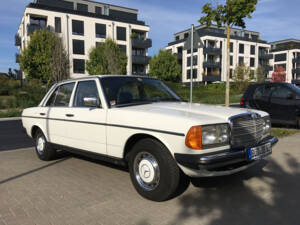 Image 2/13 of Mercedes-Benz 200 (1983)