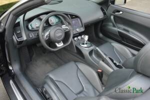 Image 26/50 of Audi R8 Spyder 4.2 FSI Quattro (2011)