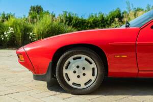Image 26/50 of Porsche 928 S (1984)