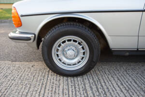 Bild 24/28 von Mercedes-Benz 230 CE (1984)