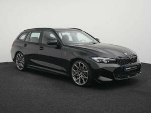 Image 2/50 of BMW 330i xDrive Touring (2025)