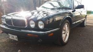 Image 8/11 of Jaguar XJ 8 4.0 Executive (1998)