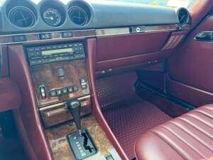 Image 12/26 of Mercedes-Benz 560 SL (1988)