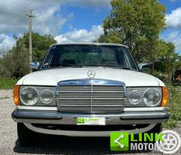 Imagen 3/10 de Mercedes-Benz 200 (1981)
