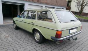 Image 4/22 de Mercedes-Benz 300 TD (1979)