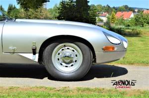 Image 19/31 de Jaguar E-Type (1968)