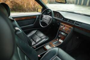 Image 36/50 of Mercedes-Benz 300 CE-24 (1991)