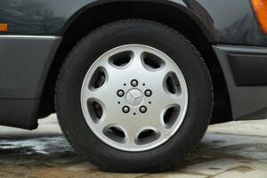 Image 15/49 of Mercedes-Benz 320 E (1993)