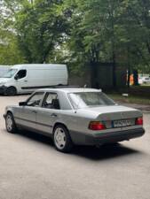 Image 25/32 of Mercedes-Benz 230 E (1987)