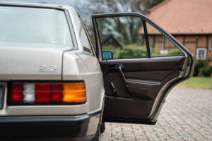 Image 33/77 de Mercedes-Benz 190 E 2.3 (1988)
