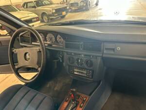 Imagen 20/69 de Mercedes-Benz 190 E (1988)