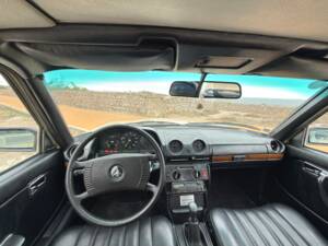 Bild 24/73 von Mercedes-Benz 300 D (1977)