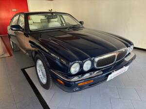 Image 3/15 de Jaguar XJ 8 Executive (1998)