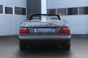 Bild 7/31 von Mercedes-Benz E 200 (1996)
