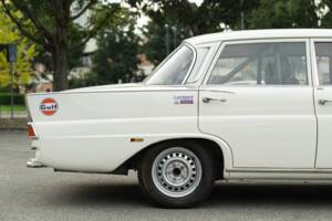 Image 18/50 of Mercedes-Benz 220 S b (1967)