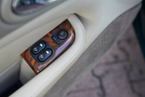 Image 32/50 of Jaguar XKR (2001)