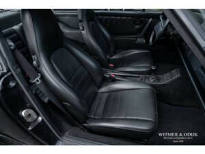 Image 23/28 de Porsche 911 Carrera 4 (1990)