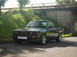 Bild 24/25 von BMW 320i (1990)