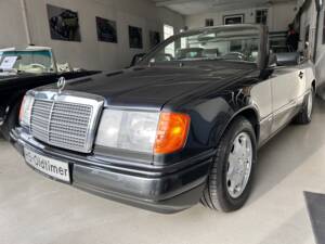 Image 3/28 of Mercedes-Benz 300 CE-24 (1993)