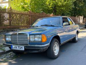 Immagine 1/38 di Mercedes-Benz 230 CE (1983)