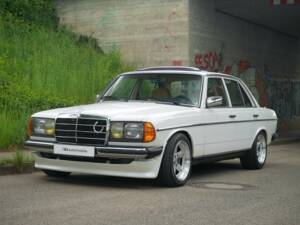 Immagine 34/50 di Mercedes-Benz 230 E (1900)
