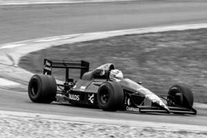 Bild 6/28 von Tyrrell 017 (1988)