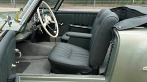 Image 14/25 of Mercedes-Benz 190 SL (1957)