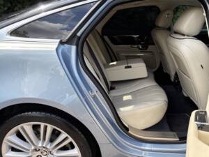 Image 22/50 of Jaguar XJ 5.0 (2011)