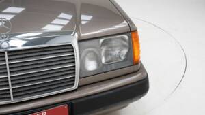 Bild 11/15 von Mercedes-Benz 230 CE (1988)