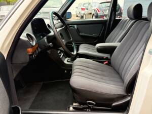 Image 17/66 of Mercedes-Benz 200 T (1984)