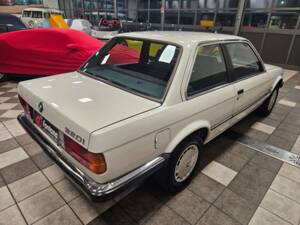 Image 7/12 of BMW 320i (1987)