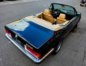 Bild 16/31 von BMW 320i (1988)