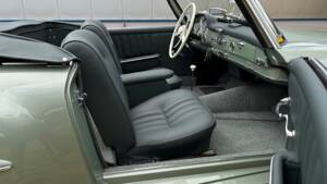 Image 18/25 of Mercedes-Benz 190 SL (1957)