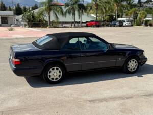Image 14/30 of Mercedes-Benz E 200 "Final Edition" (1997)