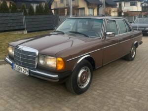 Bild 4/8 von Mercedes-Benz 250 (1980)