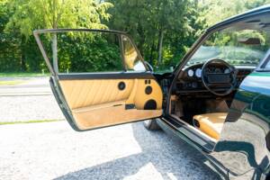 Image 24/35 of Porsche 911 Carrera 2 (1990)